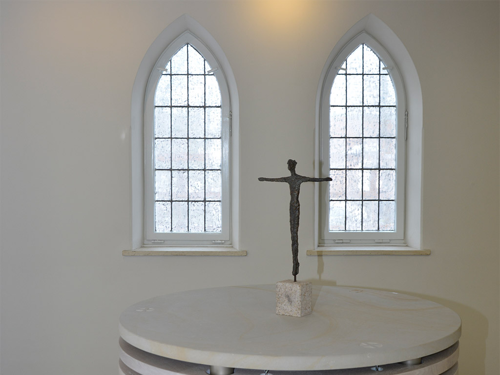 Das neu gestaltete Kreuz auf dem Altar