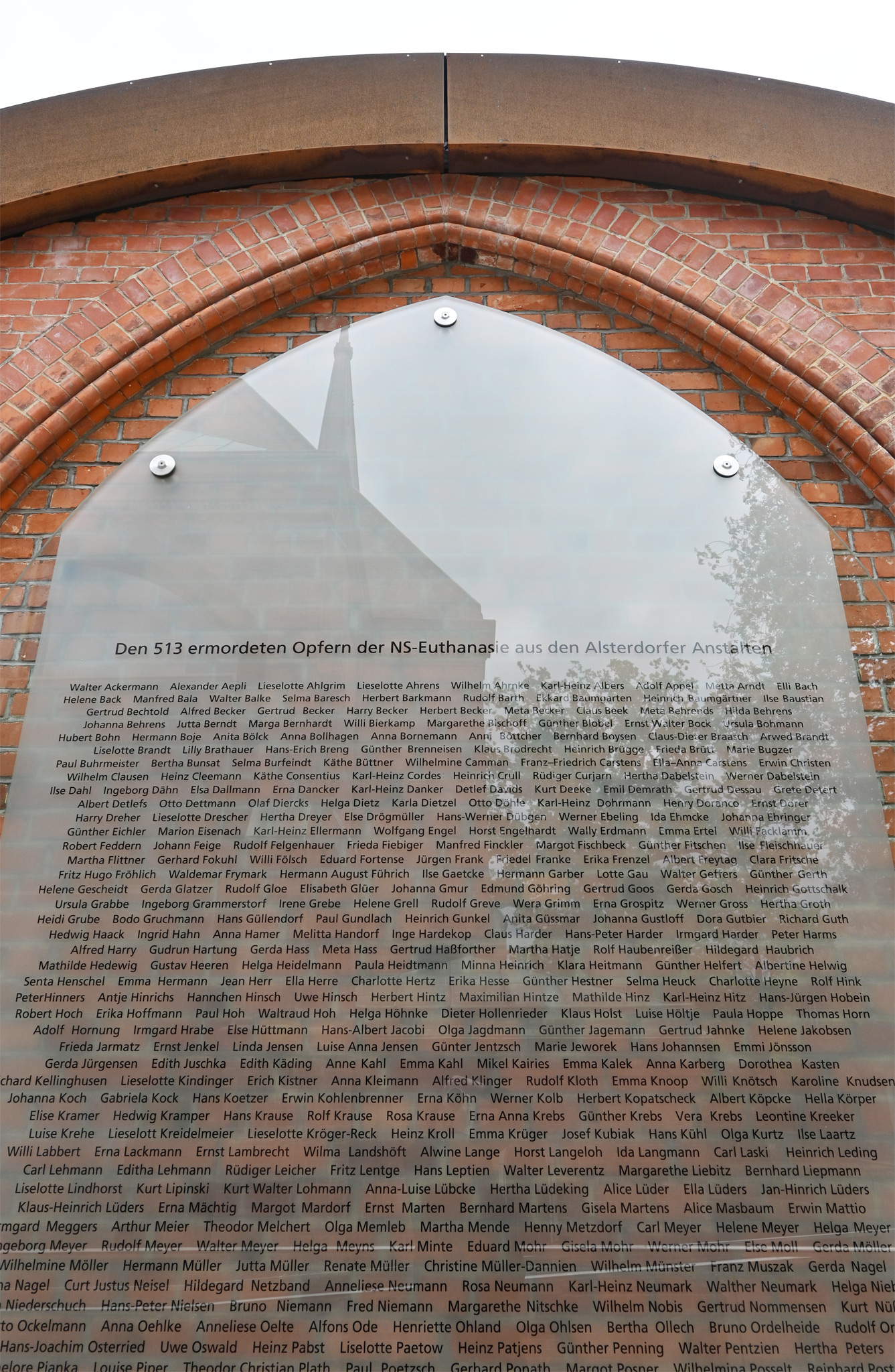 Die Glaswand mit den Namen der Opfer