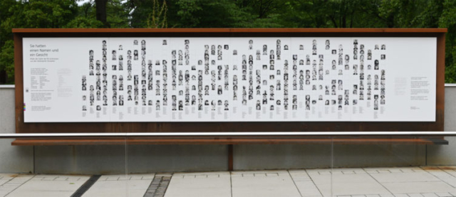 Die Tafel mit Fotos und Namen der Opfer der NS-Euthanasie aus den damaligen Alsterdorfer Anstalten